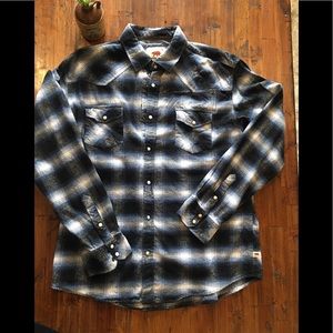 🍁🤑👕🍁Sale 3/20$ 
Dakota Grizzly flannel